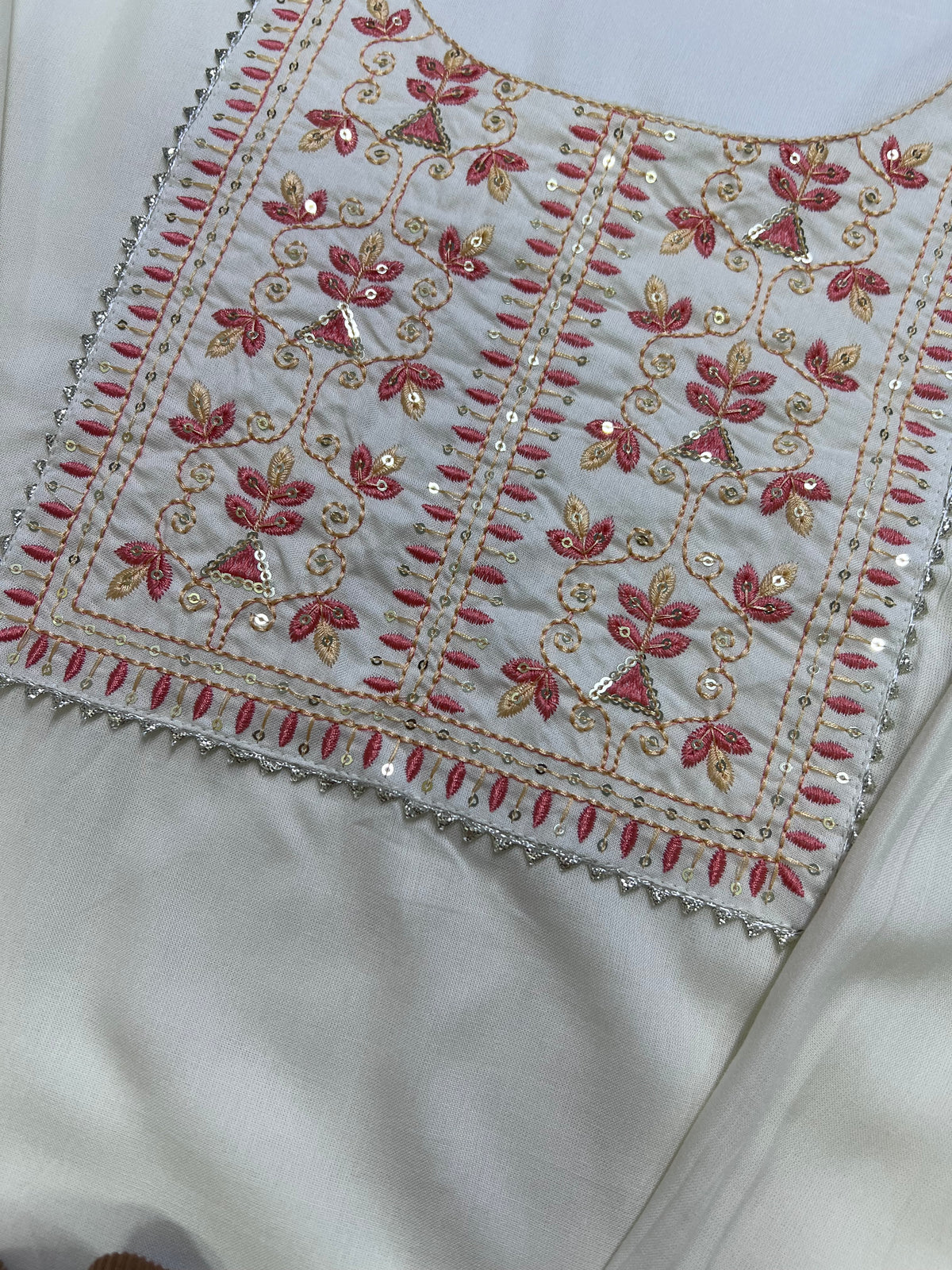 Kurti Hindú - Alwar Perla