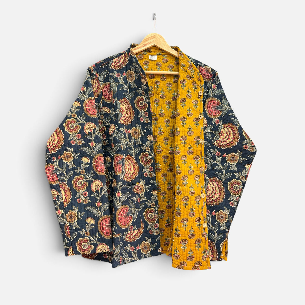 Chaqueta acolchada reversible hindulatino de algodón con estampado floral oscuro y reverso en color mostaza